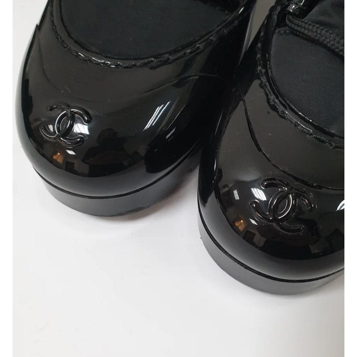 ¡Sal a la calle con estilo con estos elegantes botines Chanel! De la colección 2019 de Karl Lagerfeld, estas botas presentan un elegante diseño de goma y nailon negro, con el emblemático logotipo CC entrelazado. Perfecto para añadir un toque de lujo