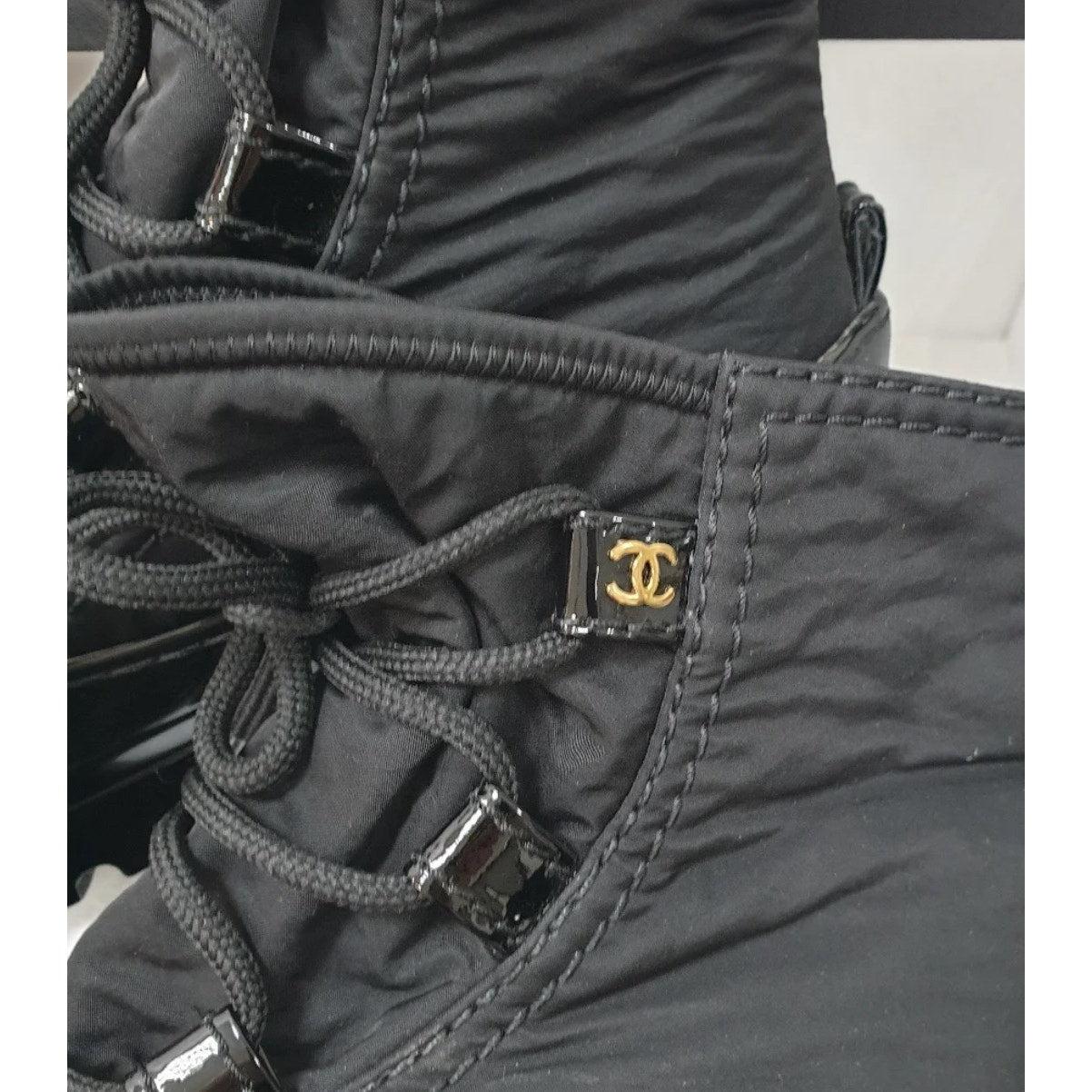 Chanel Negro Caucho Nylon Botines CC Logo Talla 38 en Bueno estado para la venta en Krakow, PL