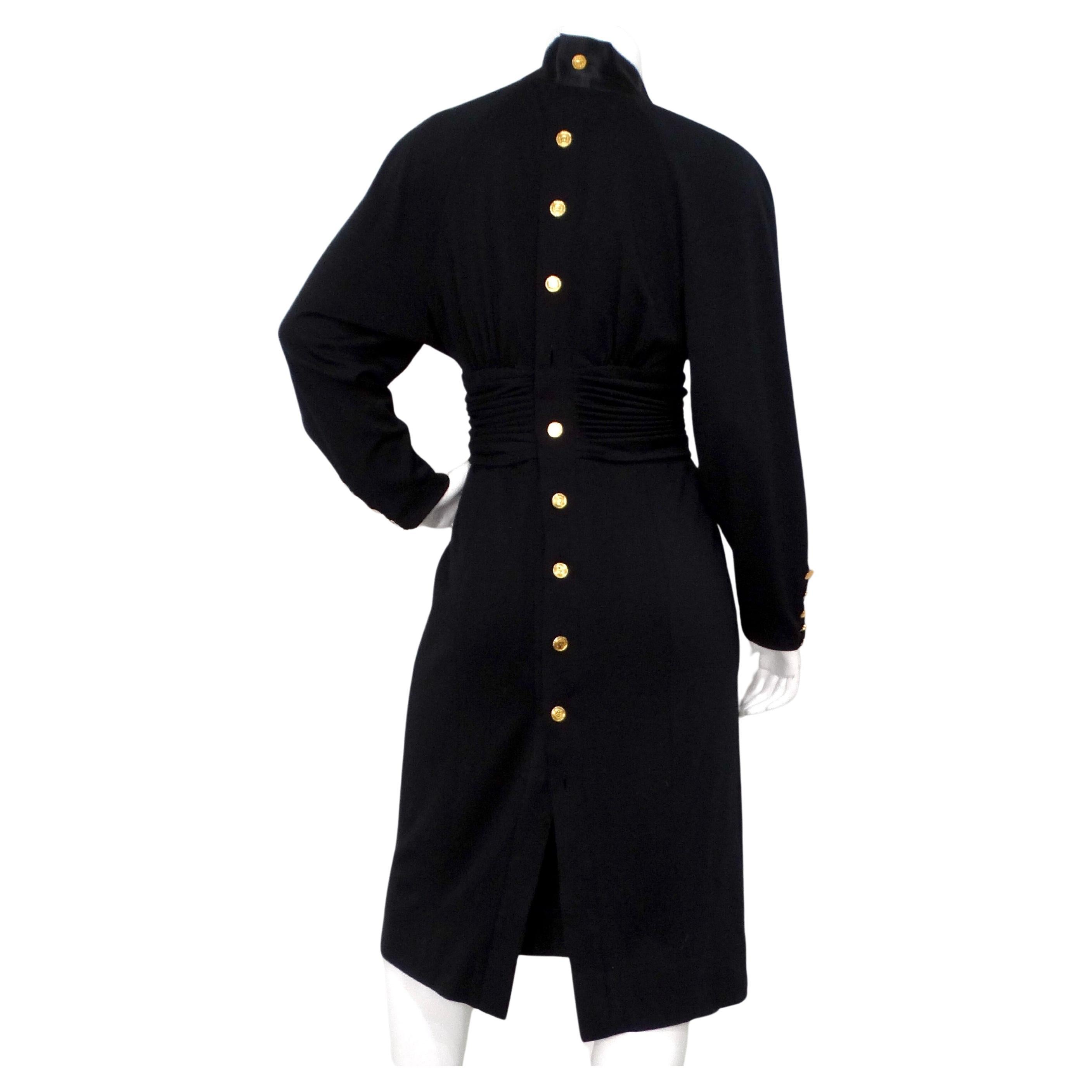 La robe à manches longues à col en V et taille froncée de Chanel, datant des années 1980, incarne l'élégance intemporelle et le style sophistiqué. Fabrice en tissu noir confortable, il présente un décolleté en V flatteur qui met en valeur le