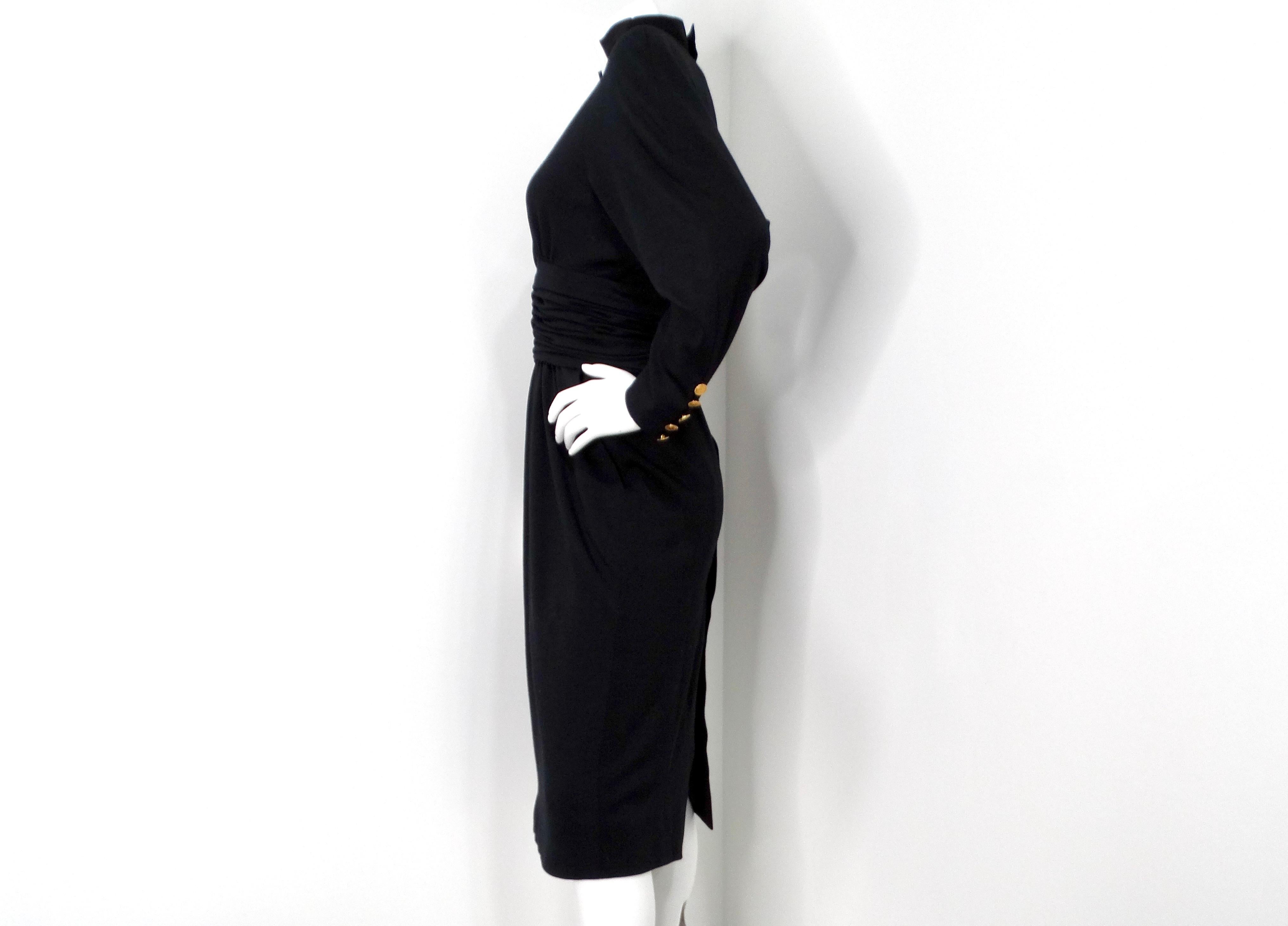 Chanel Black Ruched Waist V-Neck Long Sleeve Dress circa 1980s (Robe à manches longues à col en V et à taille froncée) Unisexe en vente