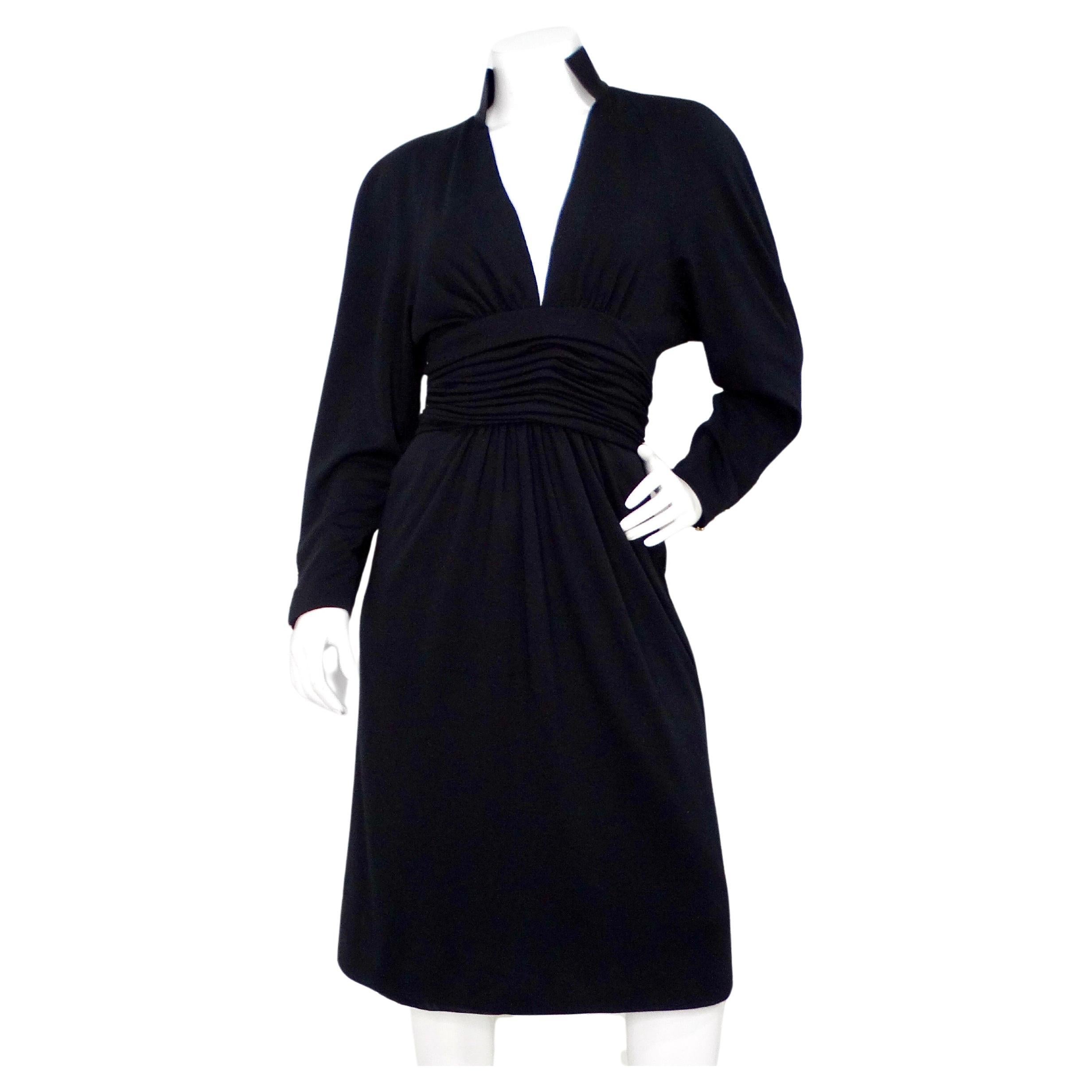 Chanel Black Ruched Waist V-Neck Long Sleeve Dress circa 1980s (Robe à manches longues à col en V et à taille froncée) en vente