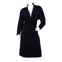 Chanel Black Ruched Waist V-Neck Long Sleeve Dress circa 1980s (Robe à manches longues à col en V et à taille froncée)
