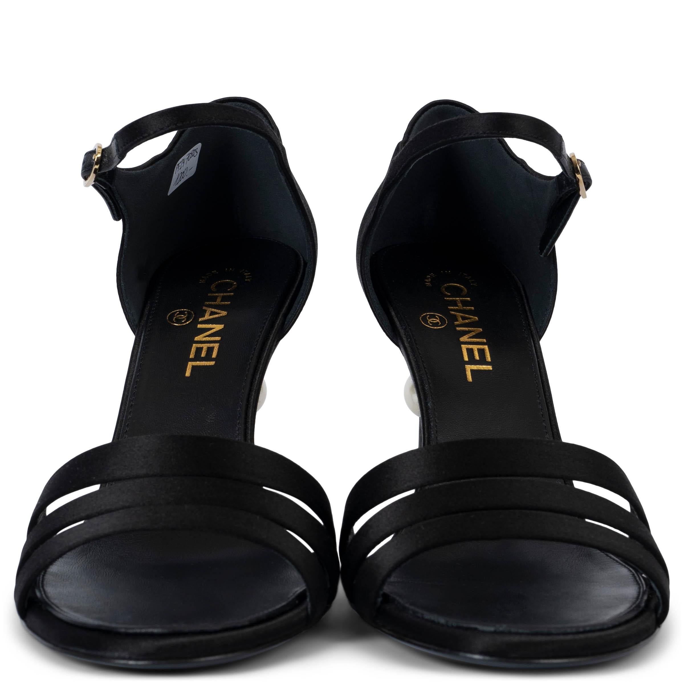 100% autentici sandali Chanel con cinturino alla caviglia in raso nero impreziositi da una perla bianca con logo CC sul tallone. Nuovo di zecca. 

2022 Autunno/Inverno

Misure
Modello	22K G39616
Dimensione impressa	41 (taglia piccola)
Taglia delle