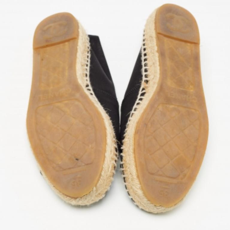 Noir Chanel Espadrilles noires et toile CC, taille 35 en vente