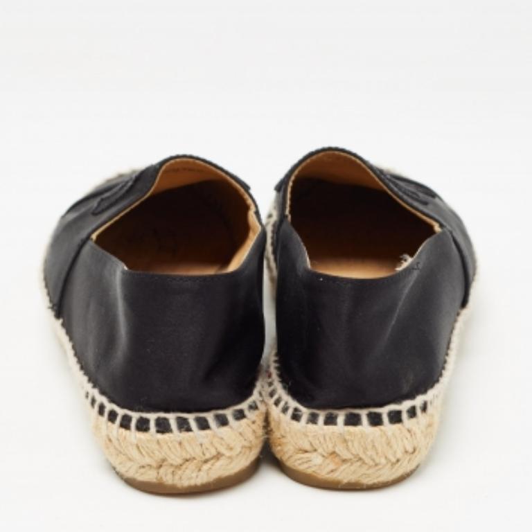 Chanel Espadrilles noires et toile CC, taille 35 État moyen - En vente à Dubai, Al Qouz 2