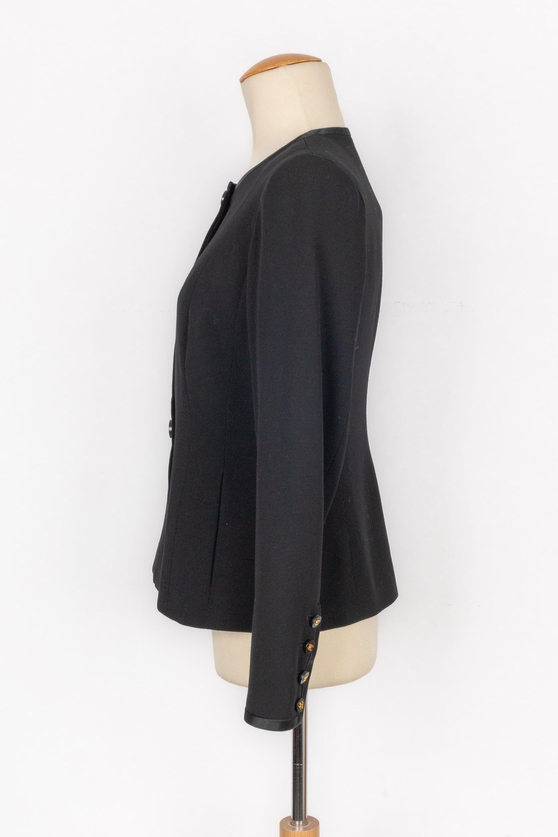 Chanel - (Made in France) Schwarze Jacke aus Satin und Baumwolle aus den 1990er Jahren. Seidenfutter. Zusammensetzung und Größe Etiketten fehlen, es passt ein 36FR.

Zusätzliche Informationen:
Zustand: Sehr guter Zustand
Abmessungen: Schulterbreite: