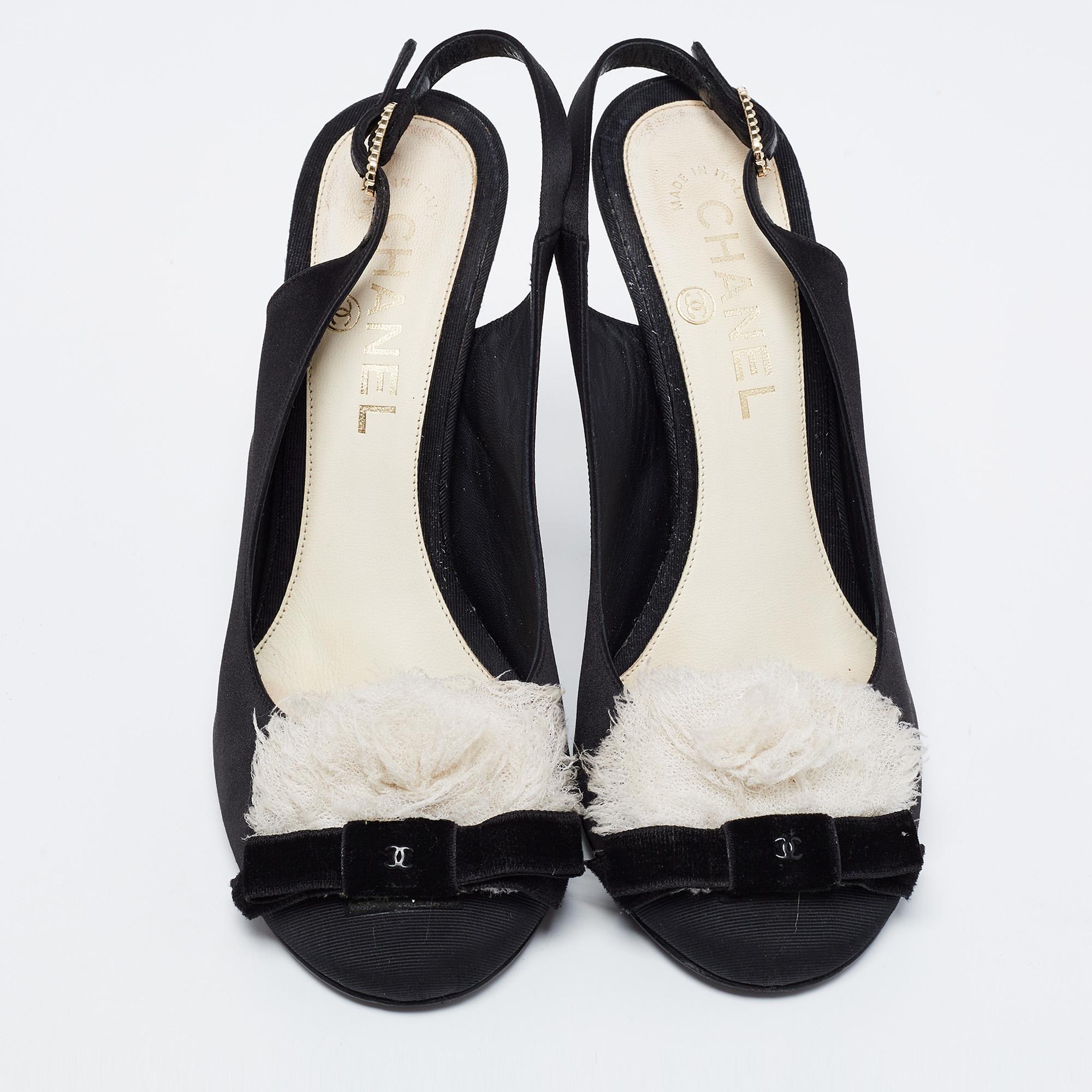 The white detailing on the vamps against the black exterior offer this pair of Chanel pumps an elegant display. Crafted from satin and fabric, the branded bows on the front lead to instant brand identification, and it is uplifted on 10.5cm