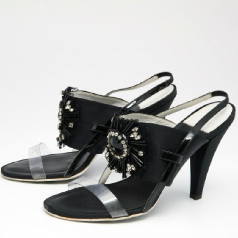 Rimani elegante e chic con questi sandali Chanel in raso e PVC. Con abbellimenti e slingback, questo paio di scarpe ha un tacco di 11 cm e una suola robusta.