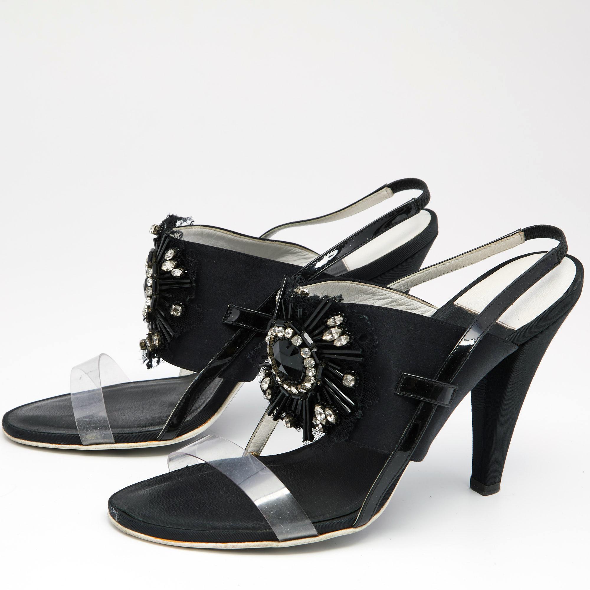 Keep it elegant and chic with these Chanel sandals made from satin and PVC. Styled with embellishments and slingbacks, this pair is complete with 11 cm heels and sturdy soles.

