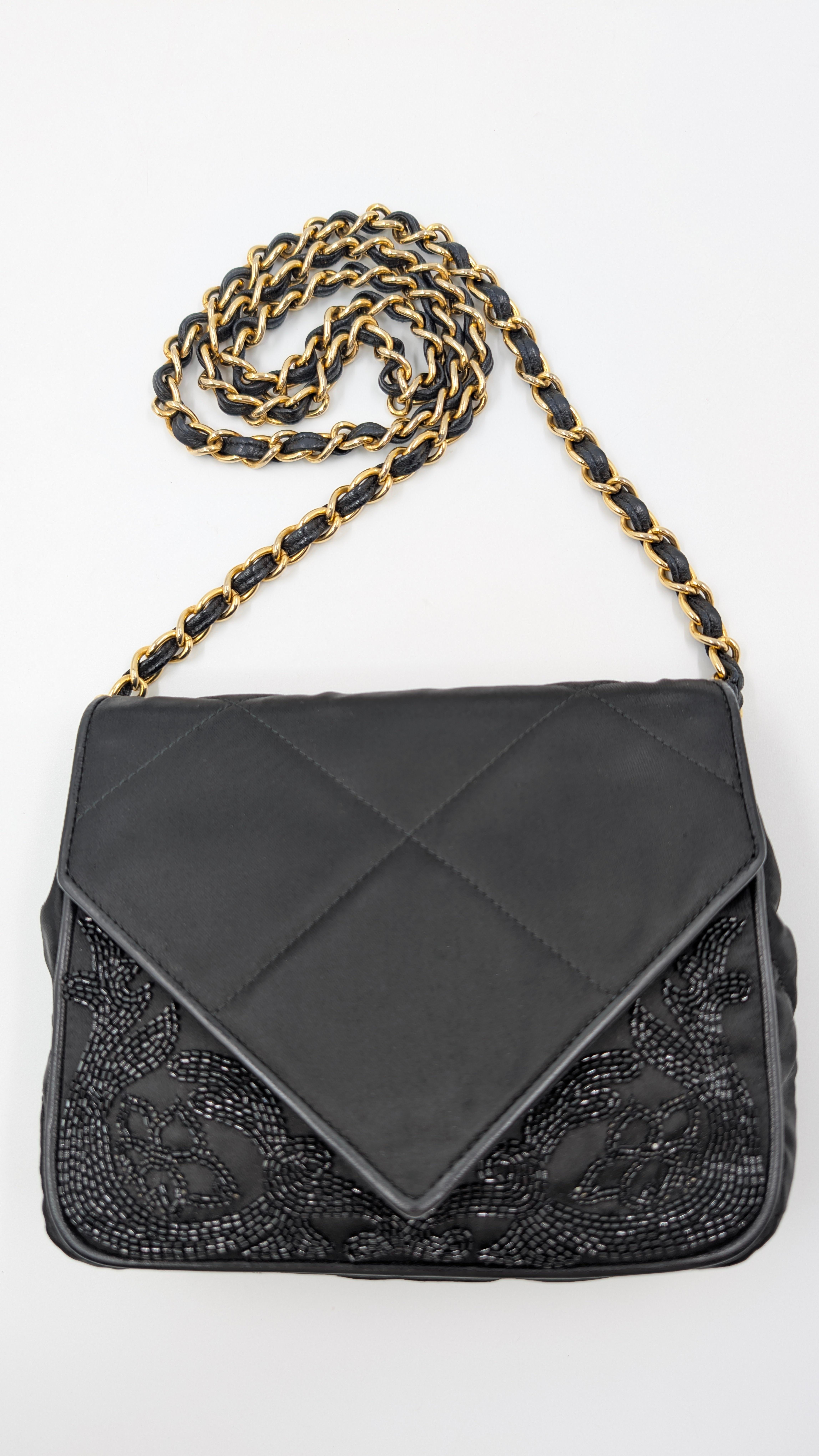 CHANEL Schwarze Tasche aus Satin im Angebot 7