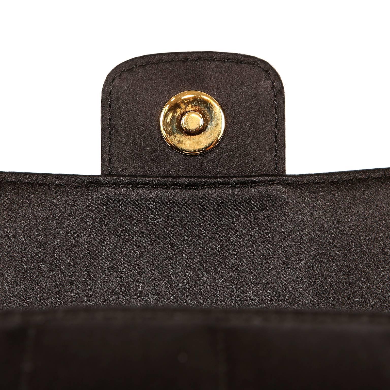 Chanel - Sac à bandoulière Camellia en satin noir en vente 5