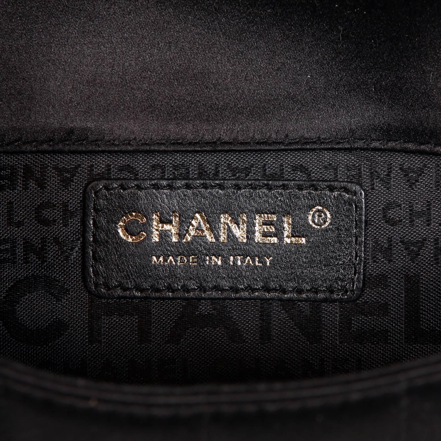 Chanel - Sac à bandoulière Camellia en satin noir en vente 6