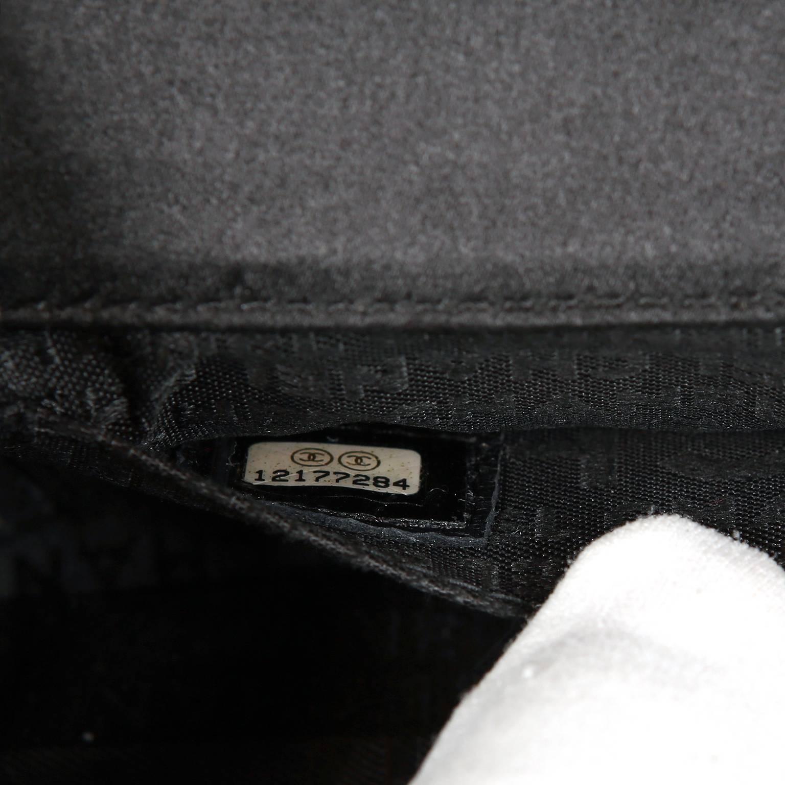 Chanel - Sac à bandoulière Camellia en satin noir en vente 7