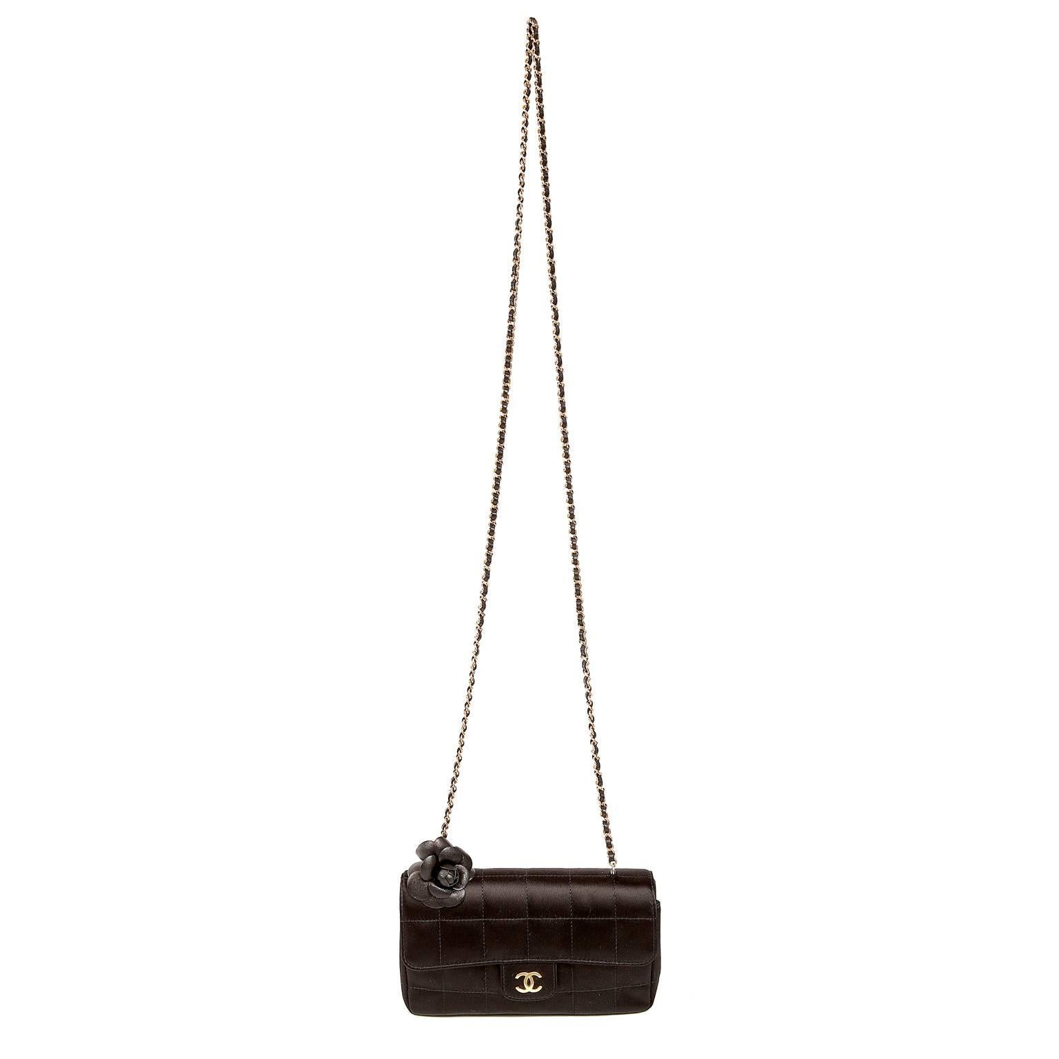 Chanel - Sac à bandoulière Camellia en satin noir en vente 8