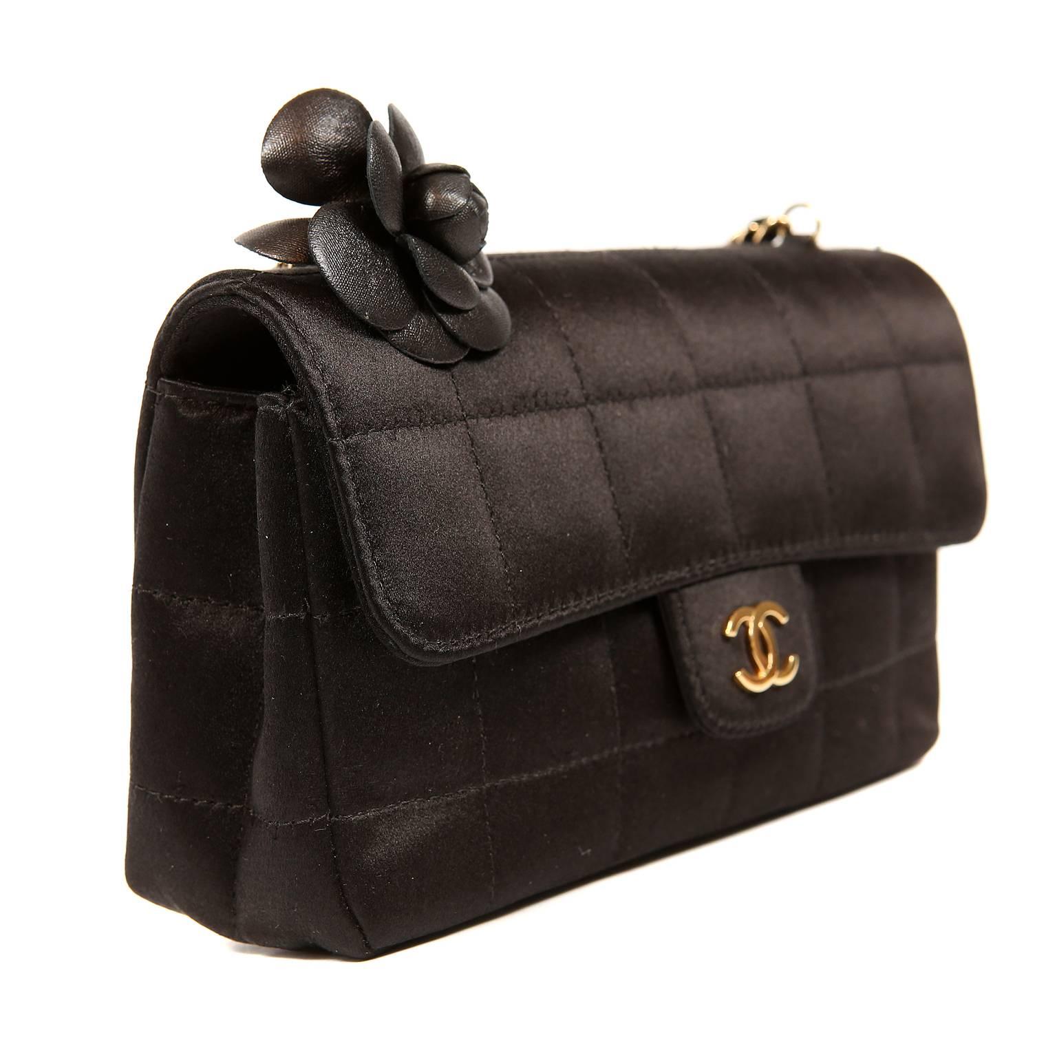 Noir Chanel - Sac à bandoulière Camellia en satin noir en vente