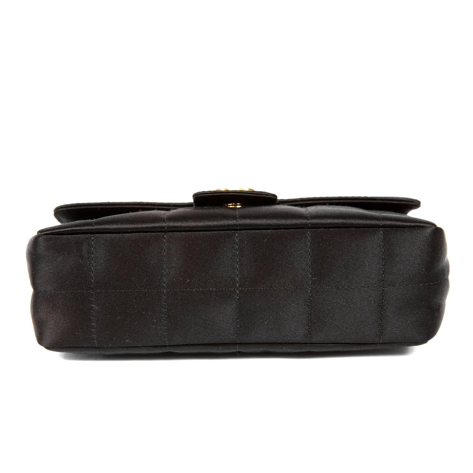Chanel - Sac à bandoulière Camellia en satin noir Neuf - En vente à Palm Beach, FL