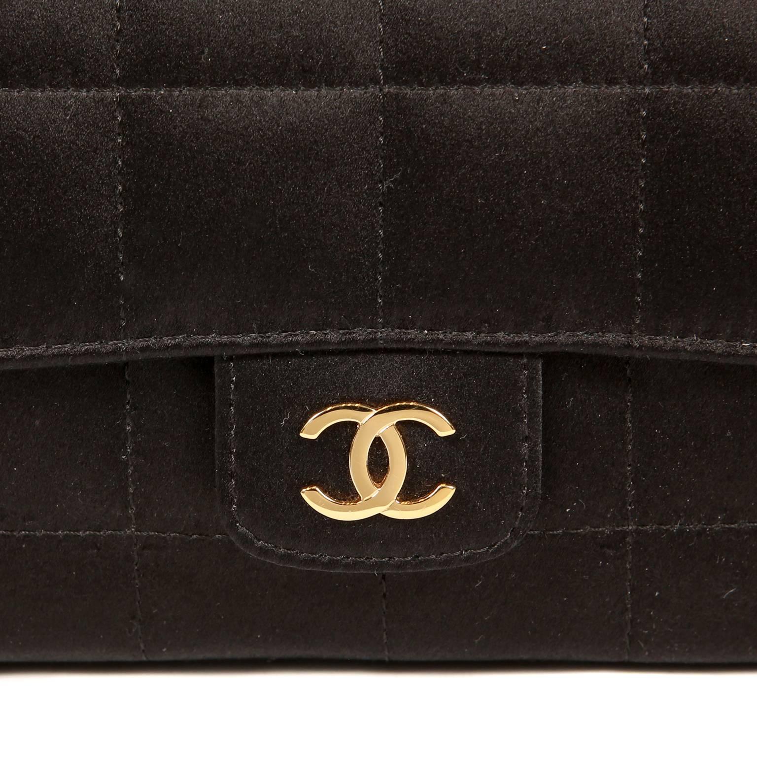 Chanel - Sac à bandoulière Camellia en satin noir en vente 1