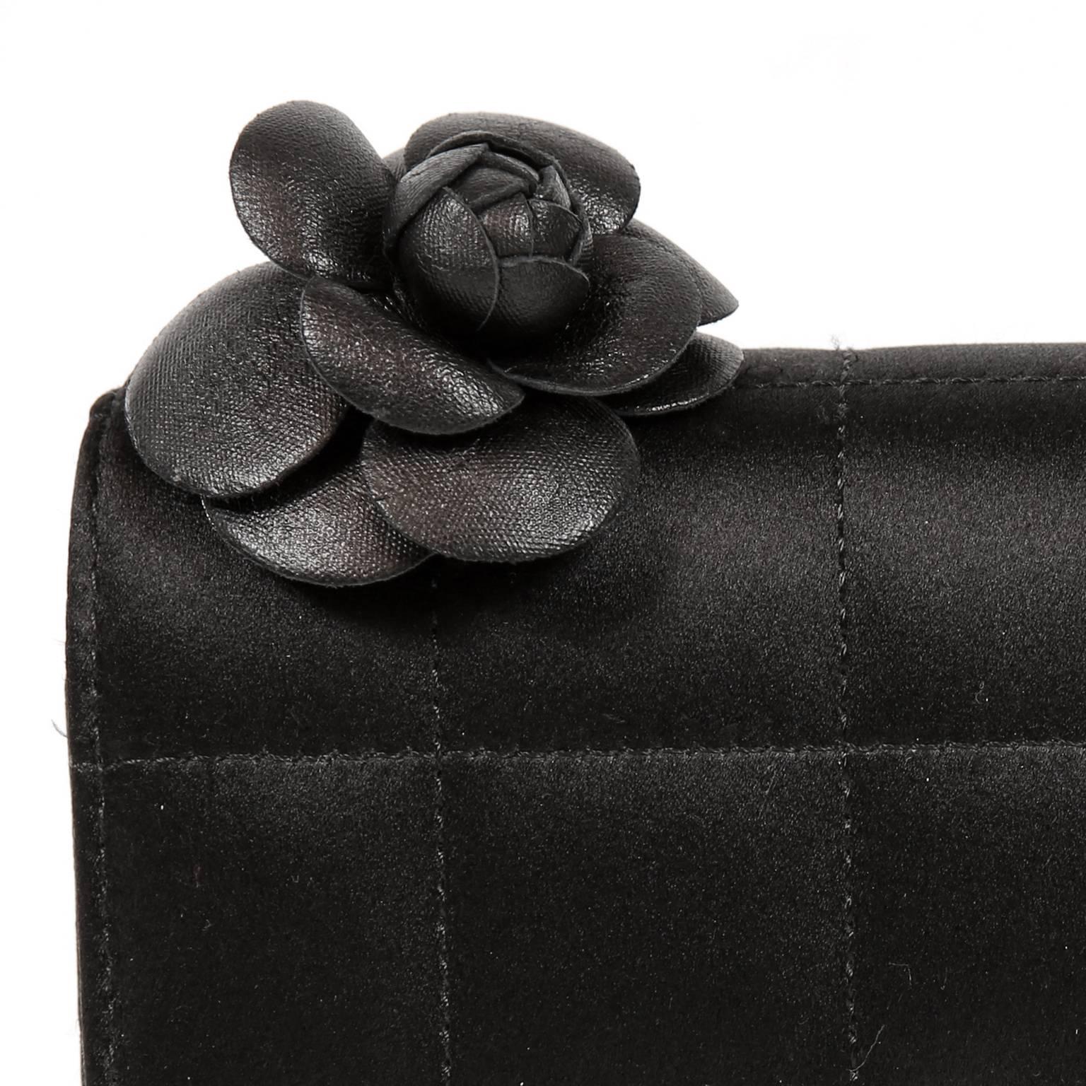 Chanel - Sac à bandoulière Camellia en satin noir en vente 2