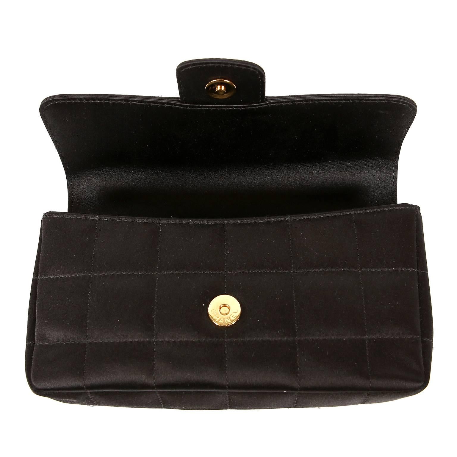 Chanel - Sac à bandoulière Camellia en satin noir en vente 3