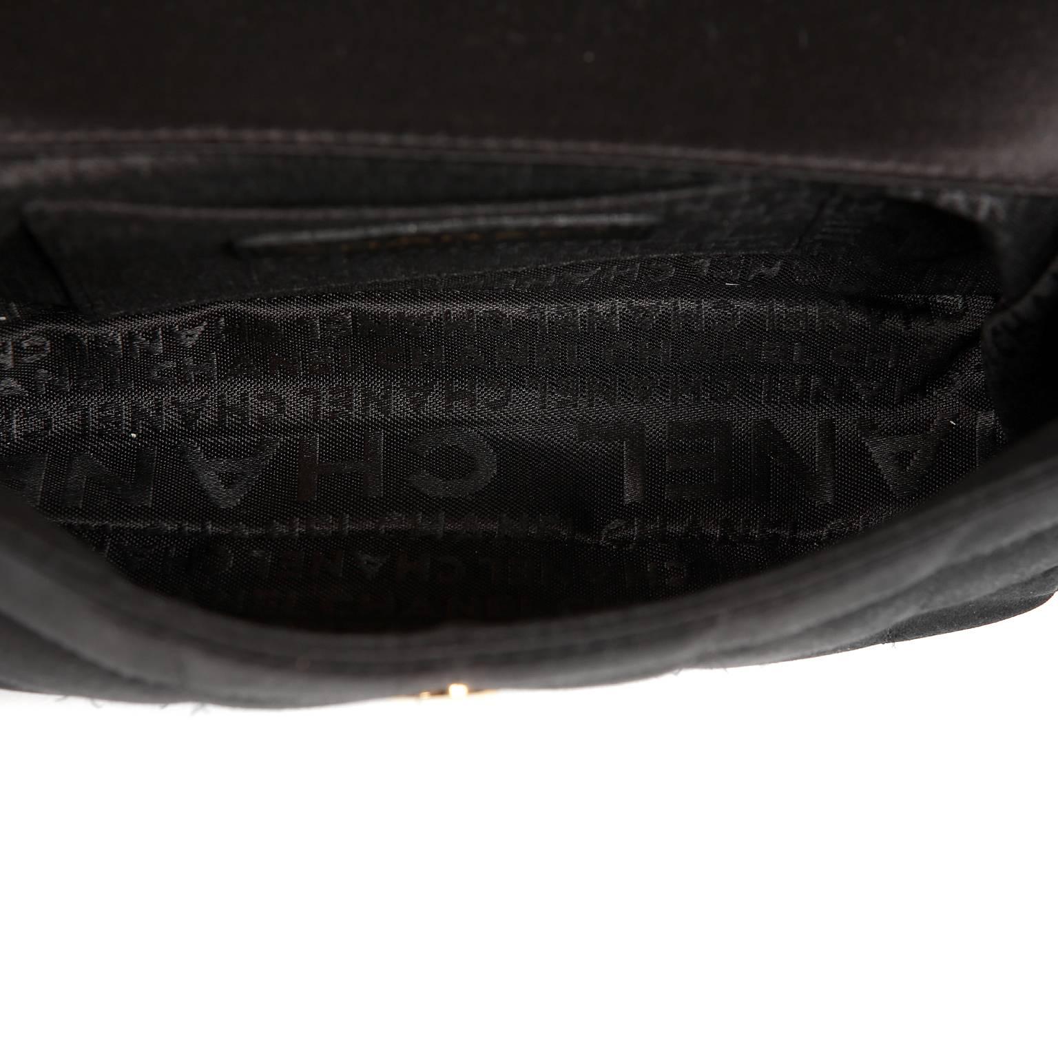 Chanel - Sac à bandoulière Camellia en satin noir en vente 4