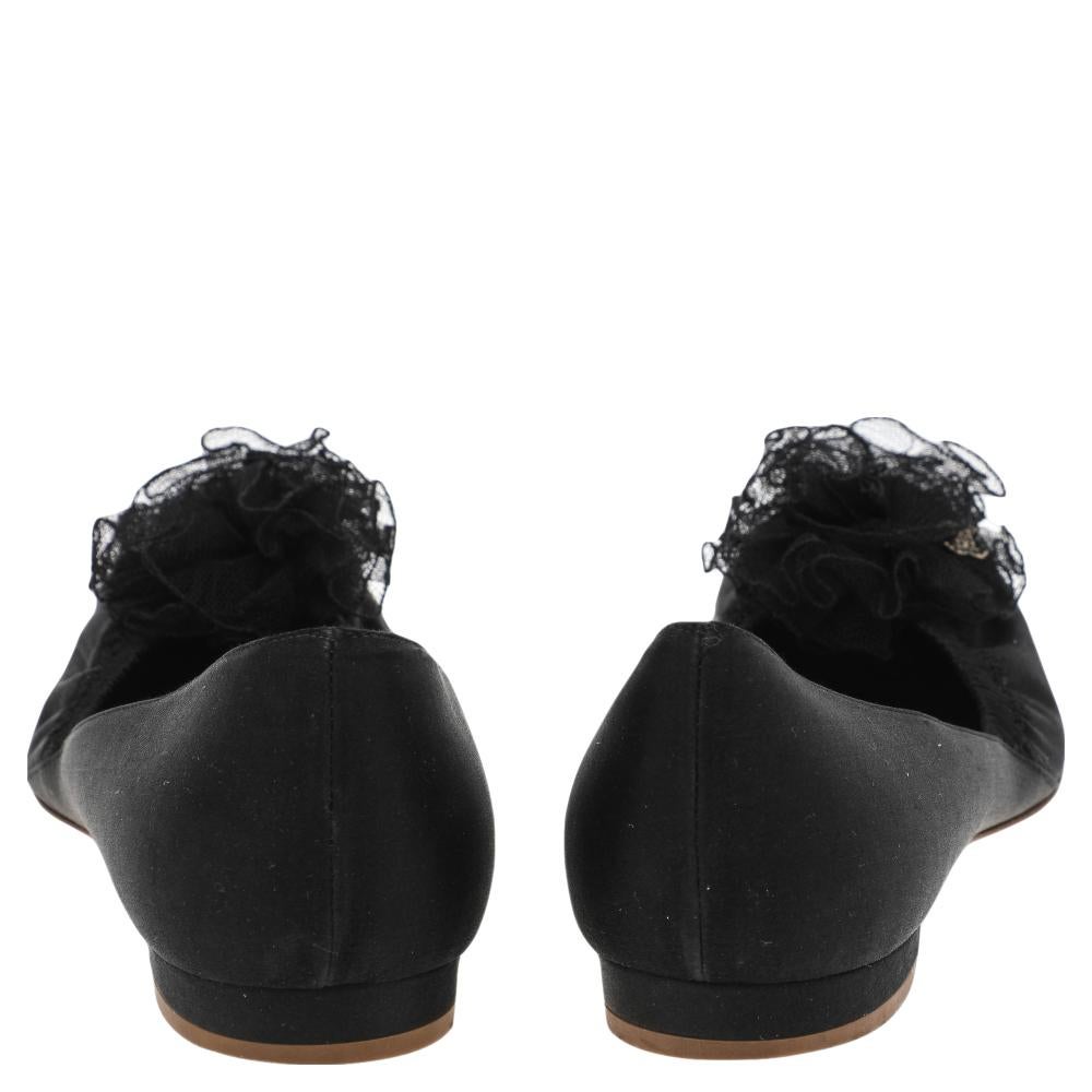Chanel Black Satin CC Flower Embellished Ballet Flats Size 37.5 In Good Condition For Sale In Dubai, Al Qouz 2