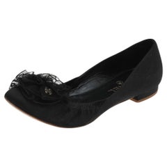 Chanel - Chaussures de ballet en satin noir ornées de fleurs CC, taille 37,5