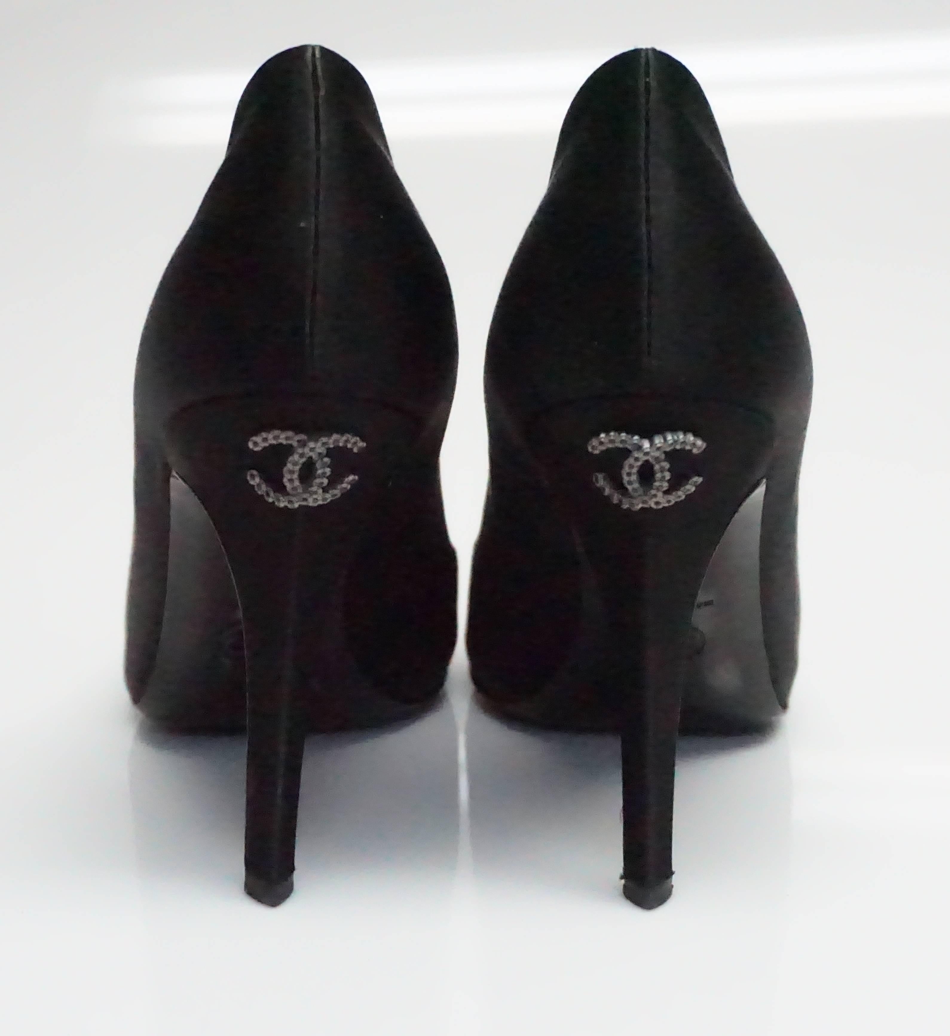 Chanel Black Satin Classic Pump w/ CC logo - 40.5 In Excellent Condition For Sale In West Palm Beach, FL