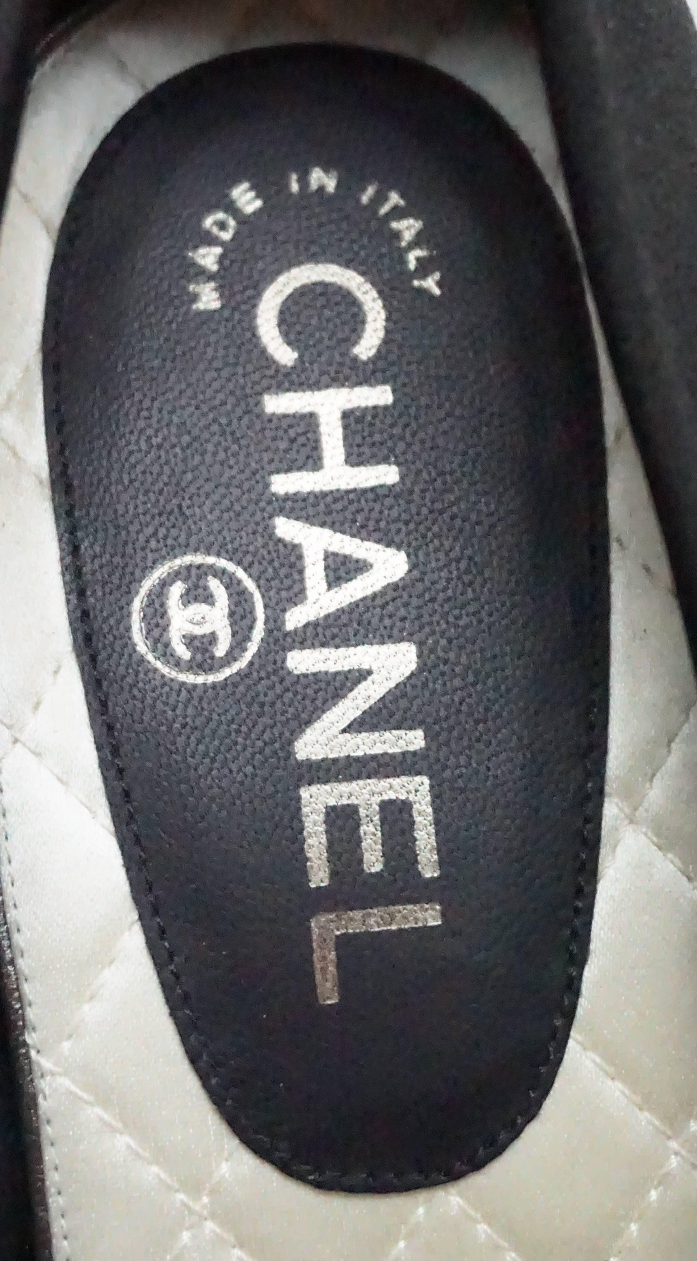 Chanel Black Satin Classic Pump w/ CC logo - 40.5 For Sale 3