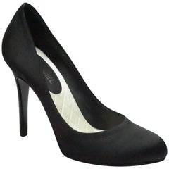Chanel Schwarze Satin Classic Pumpe mit CC-Logo - 40,5