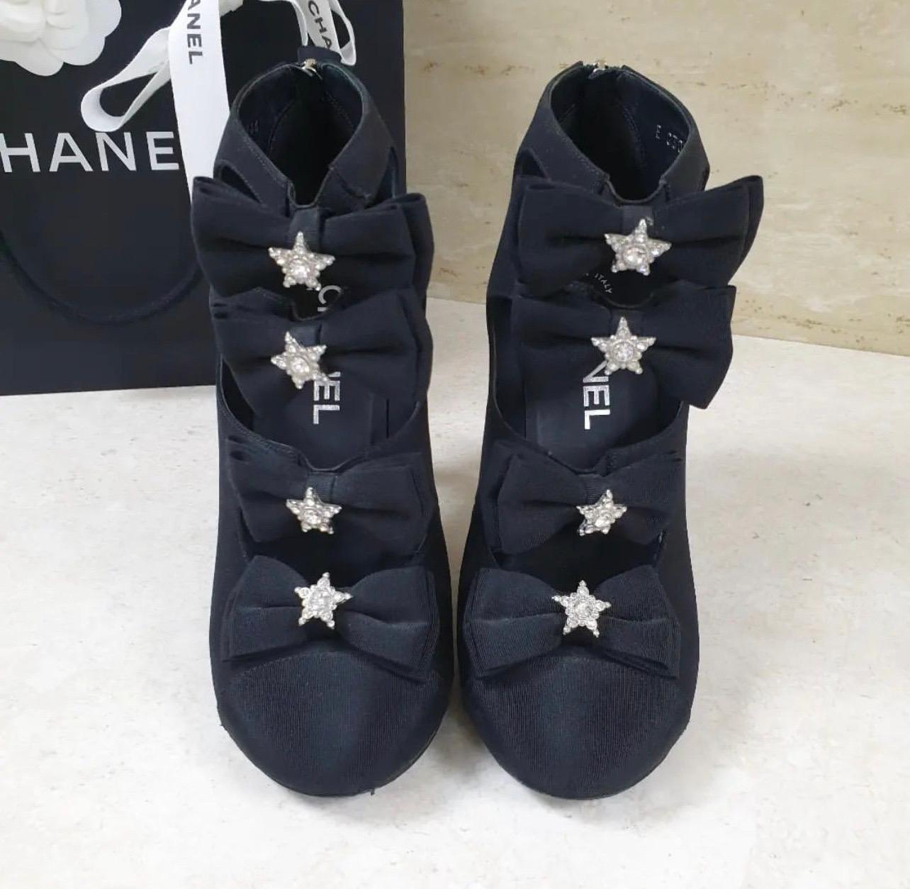 Chanel Textile Open  Booties

CHANEL 2015 15A Collection

Very good condition. Minor signs of wear seen on pics.

No original packaging.