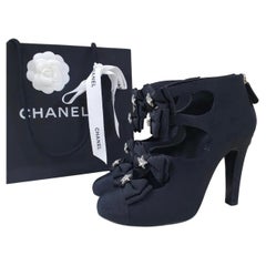 Chanel Schwarz Satin Kristall Strass Schleife Offene Stiefel mit Absatz