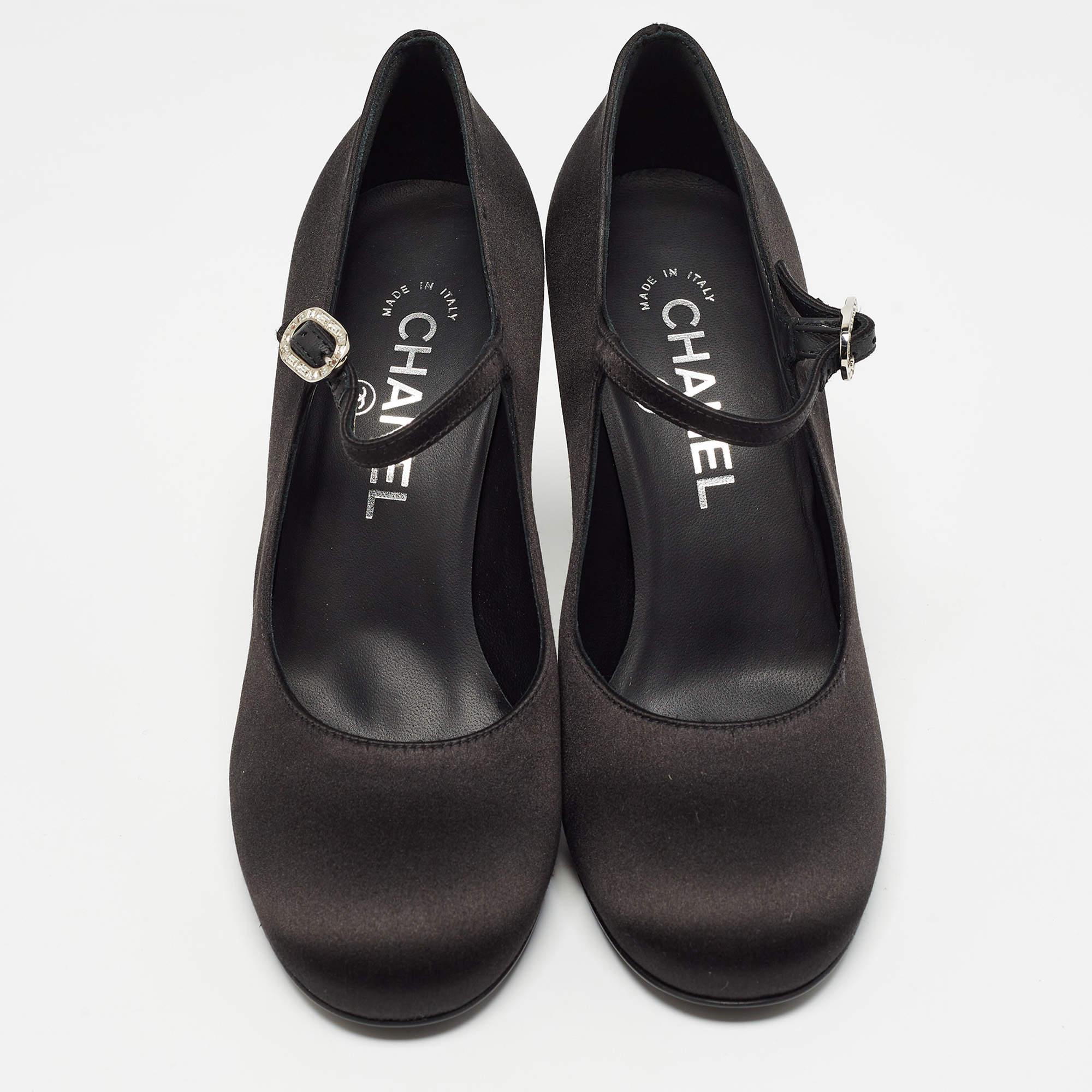 Chanel Black Satin Interlocking CC Logo Pumps Size 37.5 In Good Condition In Dubai, Al Qouz 2