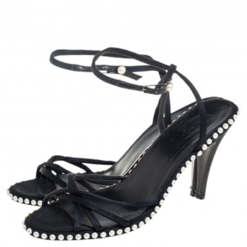 These Chanel sandals are a reflection of the label's immaculate artistry in shoemaking. Crafted from satin in a black shade, these beauties have a timeless appeal and feature a strappy layout. They are detailed with carefully placed pearls for an
