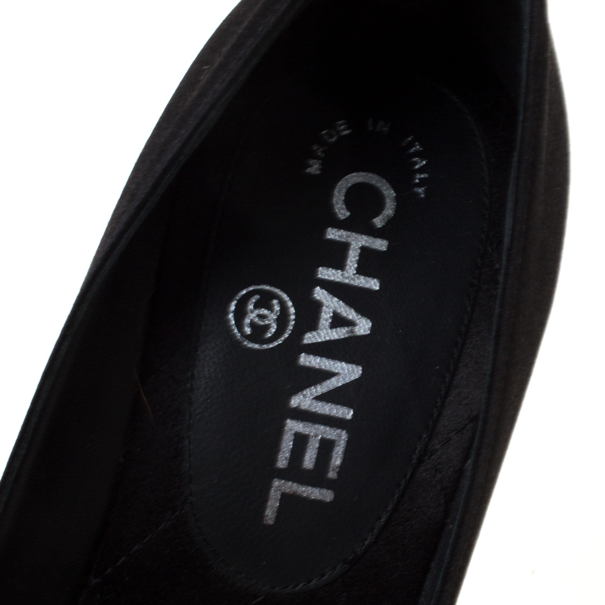 Chanel Black Satin Pearl Heel Platform Pumps Size 37 In Good Condition In Dubai, Al Qouz 2