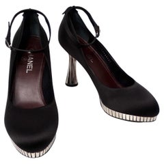 Bombas Chanel de satén negro con tacones plateados