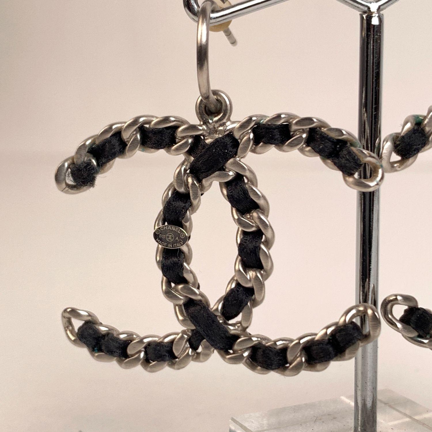 Gorgeous CHANEL dangle earrings. Screw back style. Made in silver metal with interwoven black satin ribbon. Signed ' CHANEL - B11 CC A - MADE IN ITALY' in a oval mark. Height: 1.5 inches - 3,8 cm. Width: 1.5 inches - 3,8 cm


Condition

A -