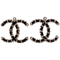 Chanel Schwarz Satin Silber Metall CC Kette Logo baumeln Ohrringe