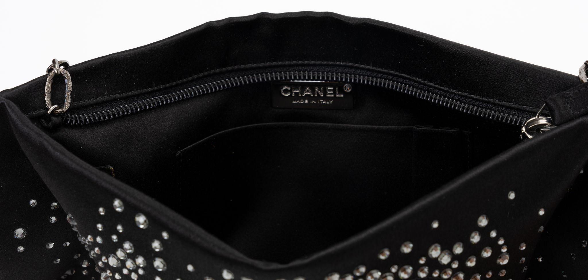 Pochette Camellia en satin noir avec strass de Chanel en vente 1