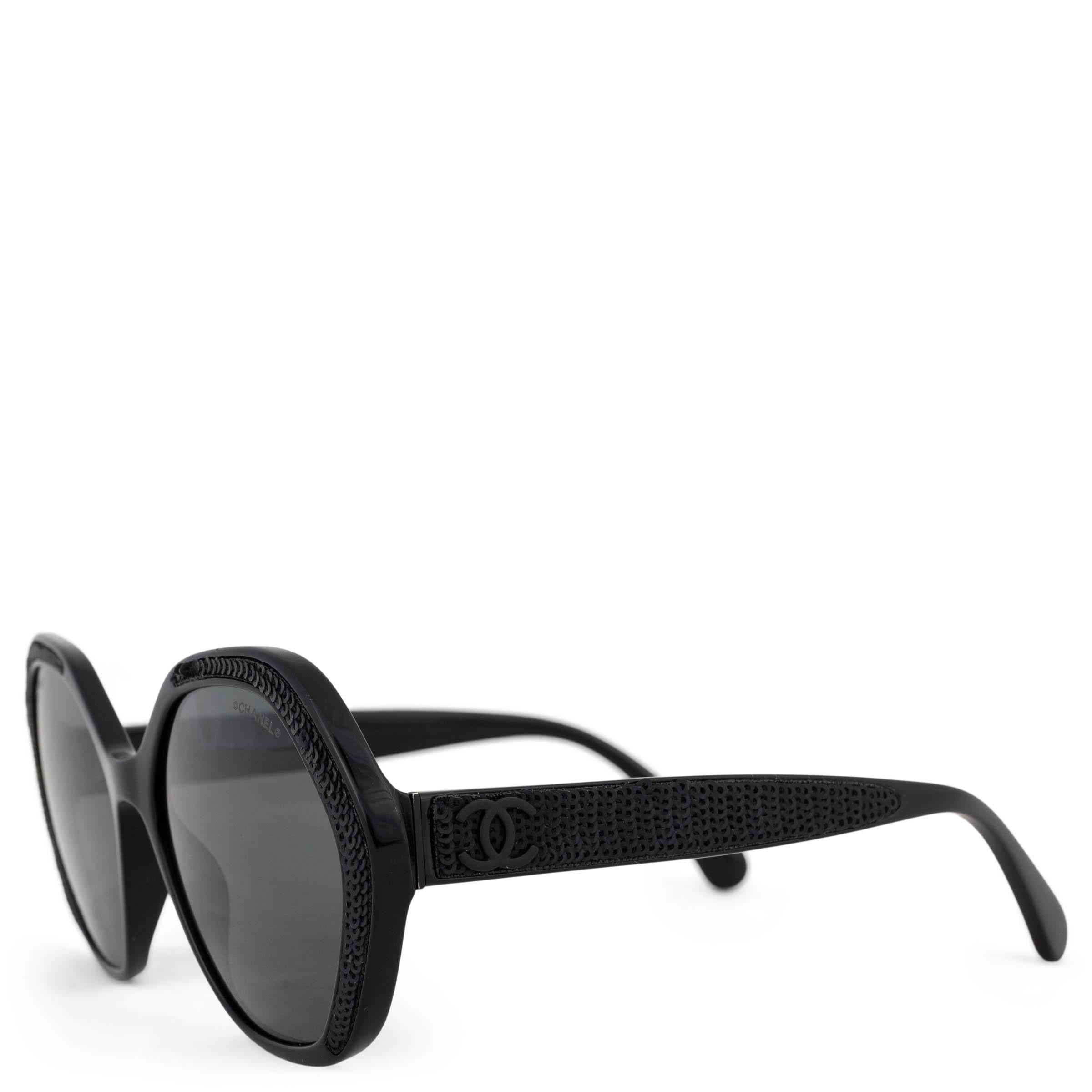 Estas gafas de sol Chanel 100% auténticas de acetato negro presentan una montura redonda chic, bellamente adornada con lentejuelas grises tanto en el frente como en las patillas. Las monturas están acabadas con el característico logotipo CC en