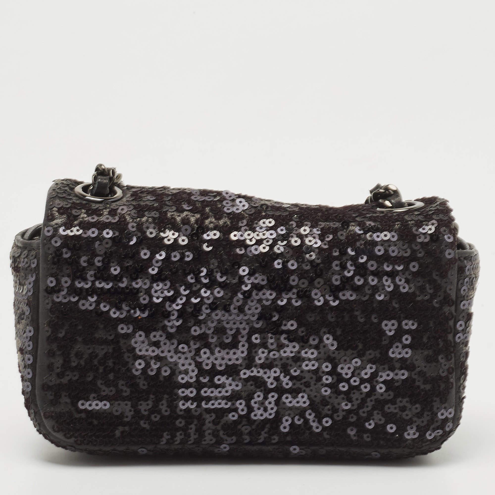The fashion house’s tradition of excellence, coupled with modern design sensibilities, works to make this Chanel Mini Single Flap bag one of a kind. It's a fabulous accessory for everyday use.

Includes: Authenticity Card, Info Booklet