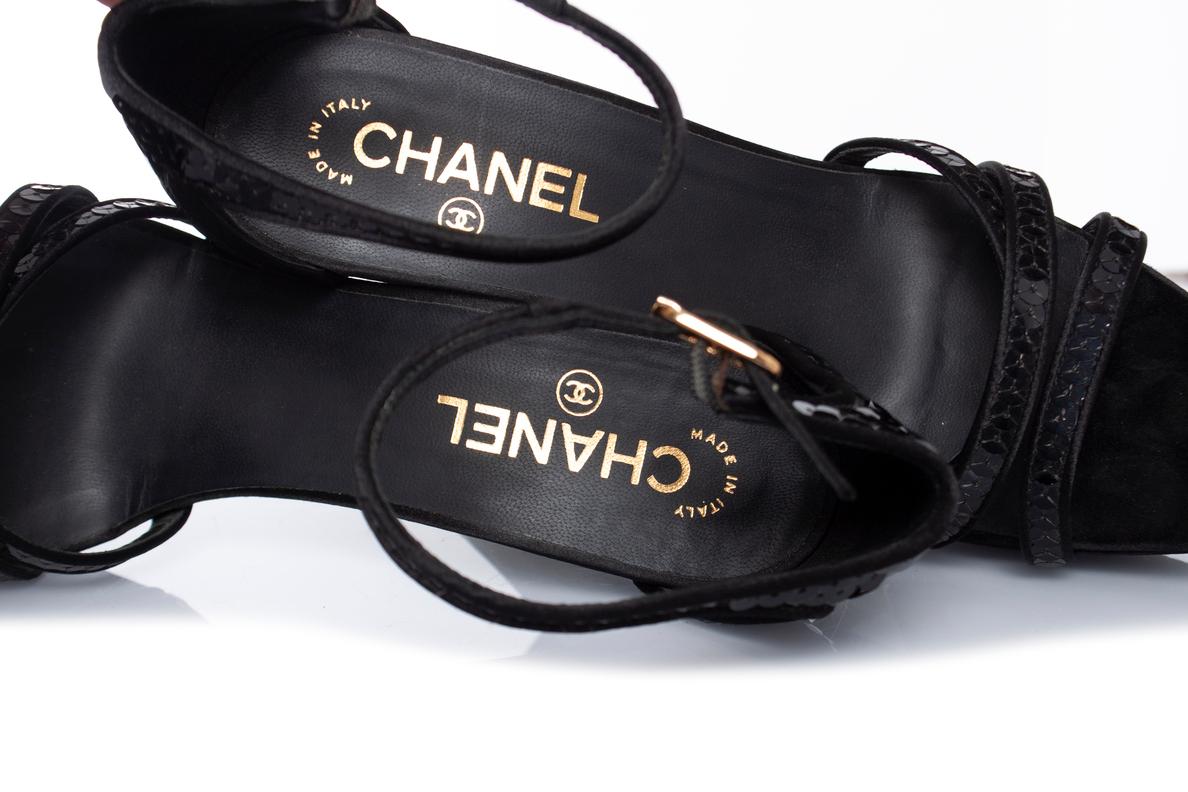 Chanel - Sandales noires à sequins en vente 3