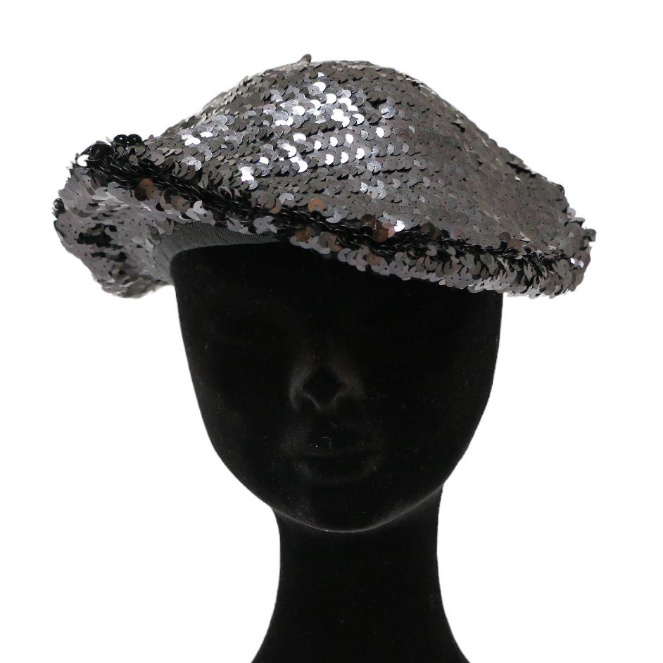 Un pezzo iconico della Maison Chanel: un berretto nero con paillettes. Un simbolo francese spesso indossato da Coco Chanel e presente in diverse collezioni e sfilate di moda. 
Taglia : M
Condizioni: molto buone
Prodotto in Francia
Fodera: 100% seta