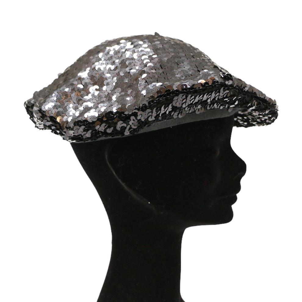 Nero Berretto con paillettes nere di Chanel in vendita