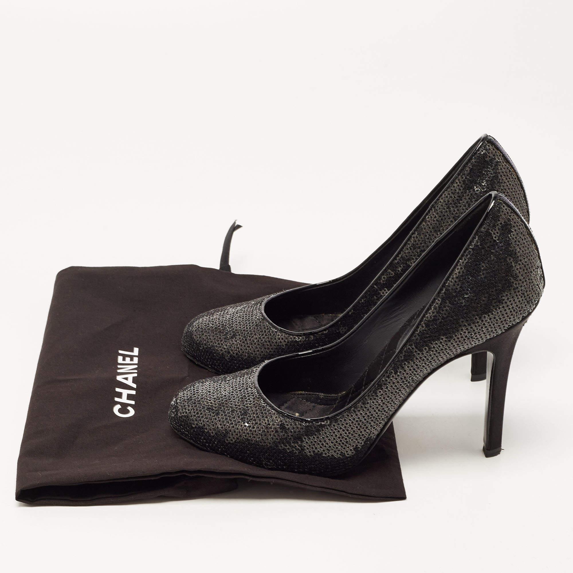 Chanel Black Sequins CC Pumps Size 37.5 For Sale 4