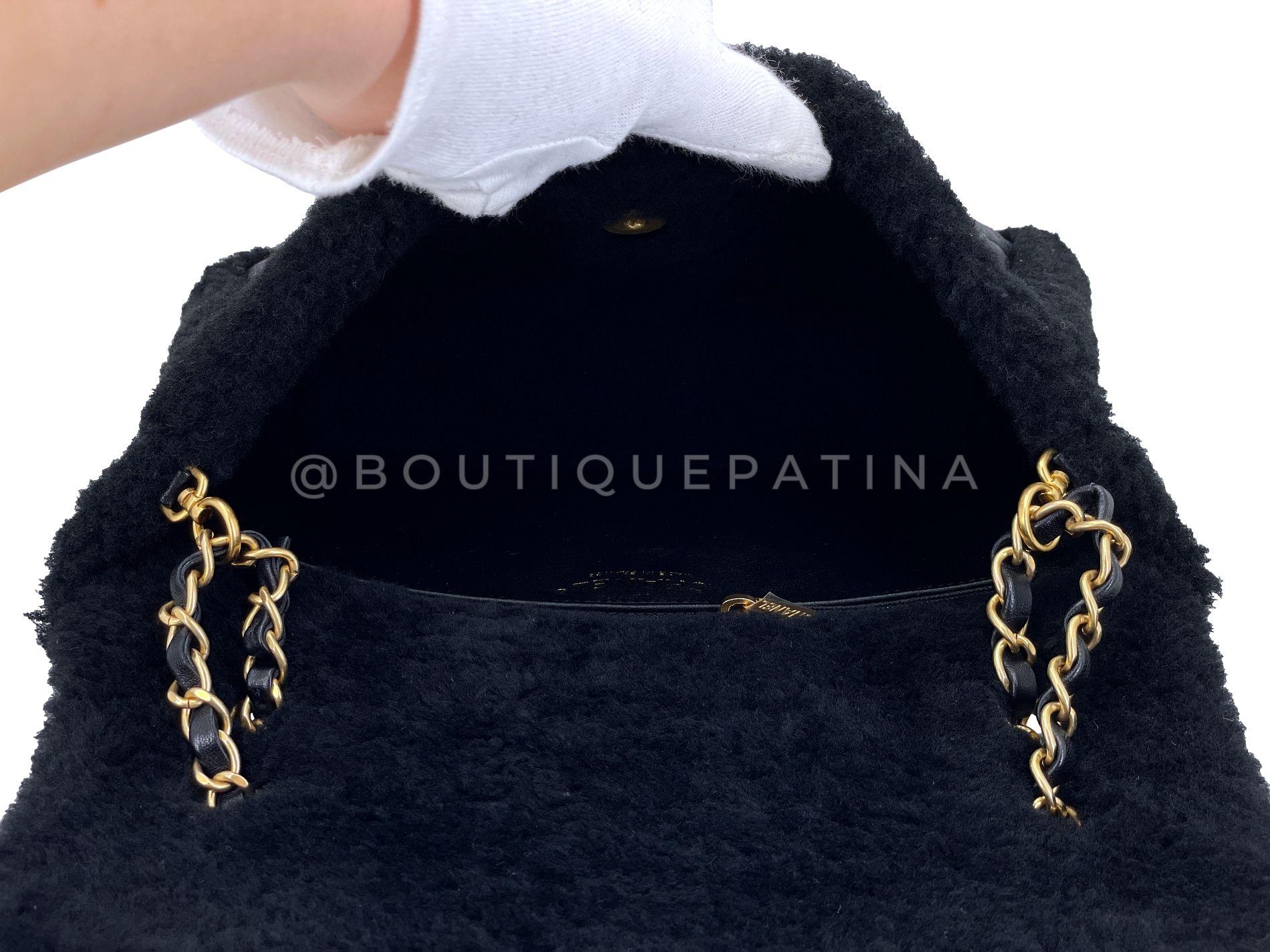 Chanel Borsa a soffietto in shearling nero GHW 68590 in vendita 5