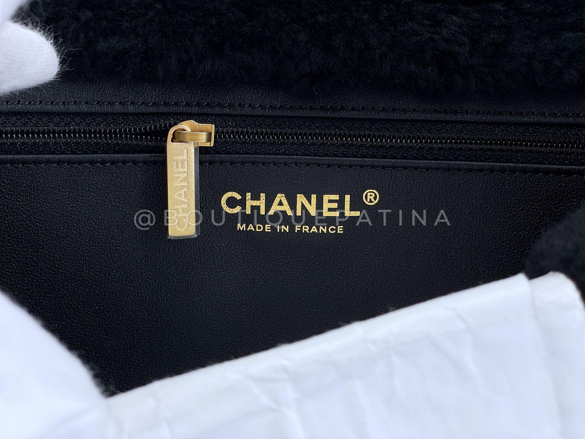 Chanel Borsa a soffietto in shearling nero GHW 68590 in vendita 6