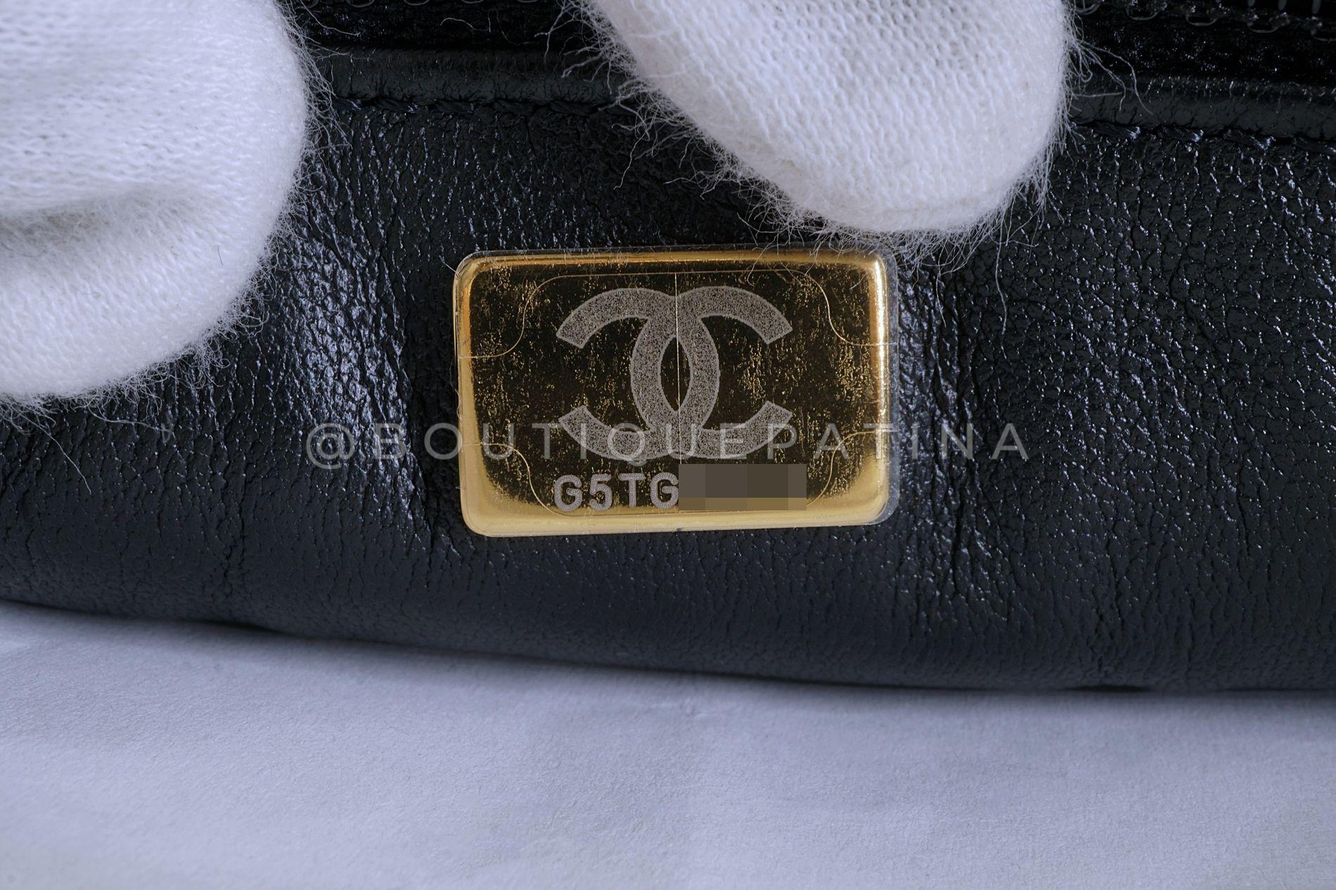 Chanel Borsa a soffietto in shearling nero GHW 68590 in vendita 7