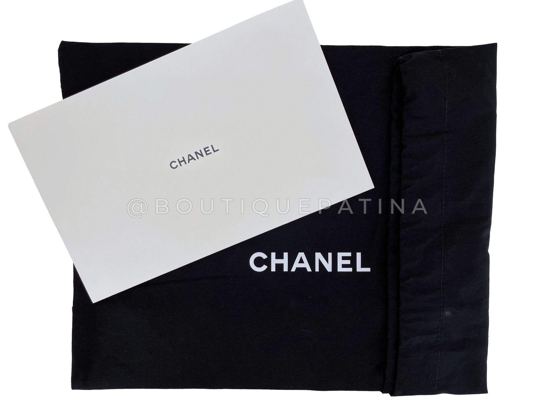 Chanel Borsa a soffietto in shearling nero GHW 68590 in vendita 8