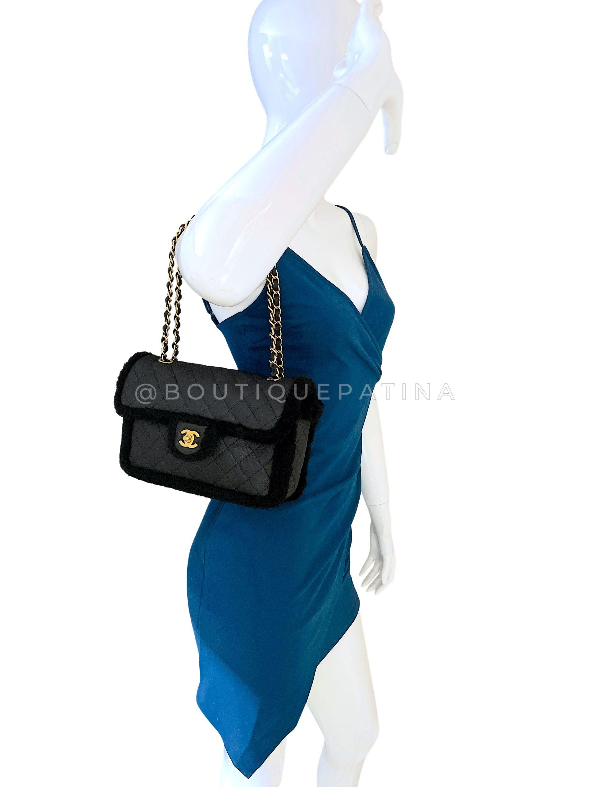 Chanel Borsa a soffietto in shearling nero GHW 68590 in vendita 9