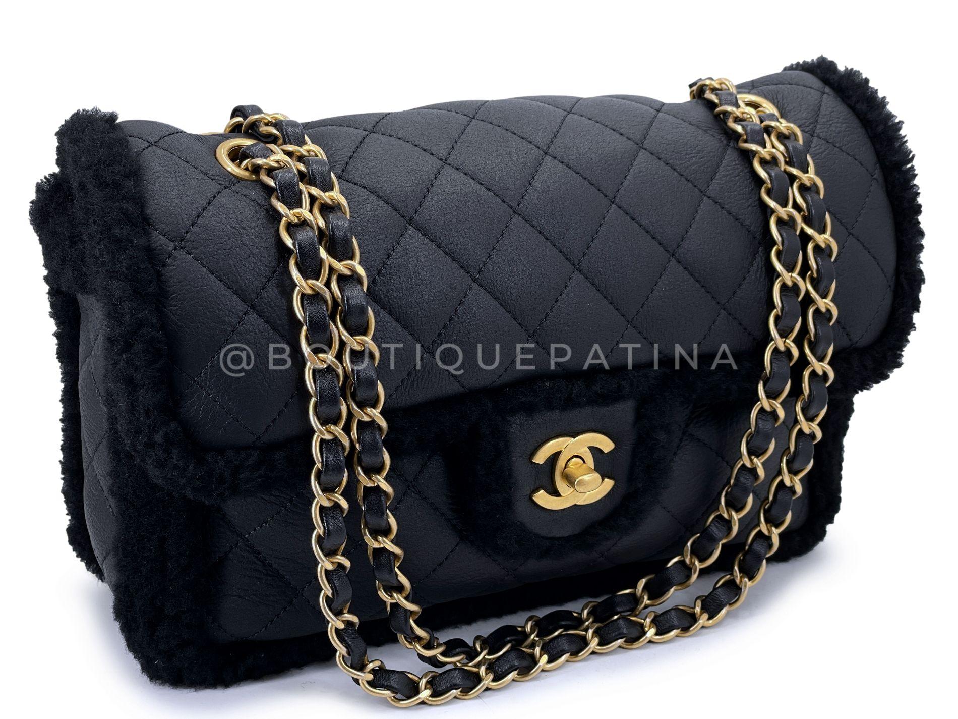 Articolo del negozio: 68590
Un pezzo splendido per la stagione è questa straordinaria borsa Chanel Black Shearling Muff Flap GHW. 

Con l'esterno in morbido nubuck trapuntato e l'interno in pelliccia di shearling in nero e oro spazzolato, questo è